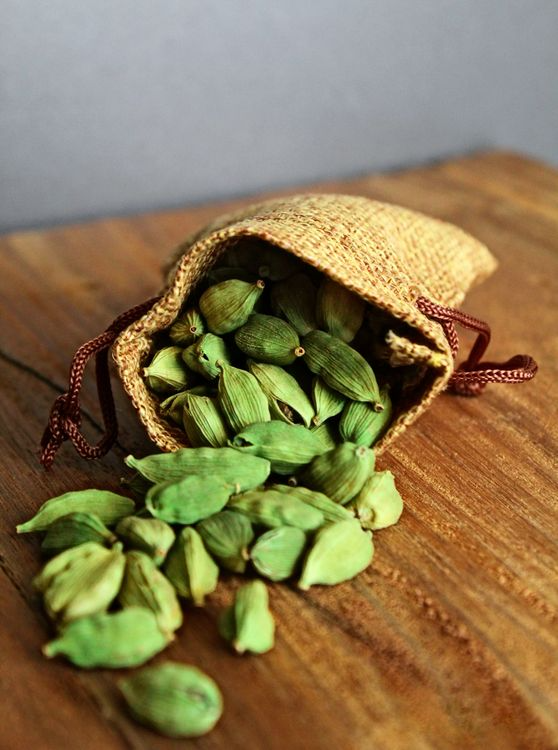 Green Bold Cardamom view 2