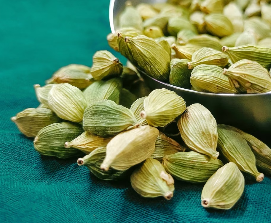 Green Bold Cardamom view 3